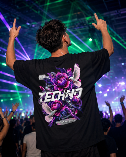 I Feel The Night Oversized Shirt (Backprint) - schwarzes Oversized-Shirt getragen auf dem Rave