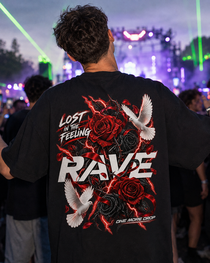 Lost In The Feeling Oversized Shirt (Backprint) - schwarzes Oversized-Shirt getragen auf dem Rave