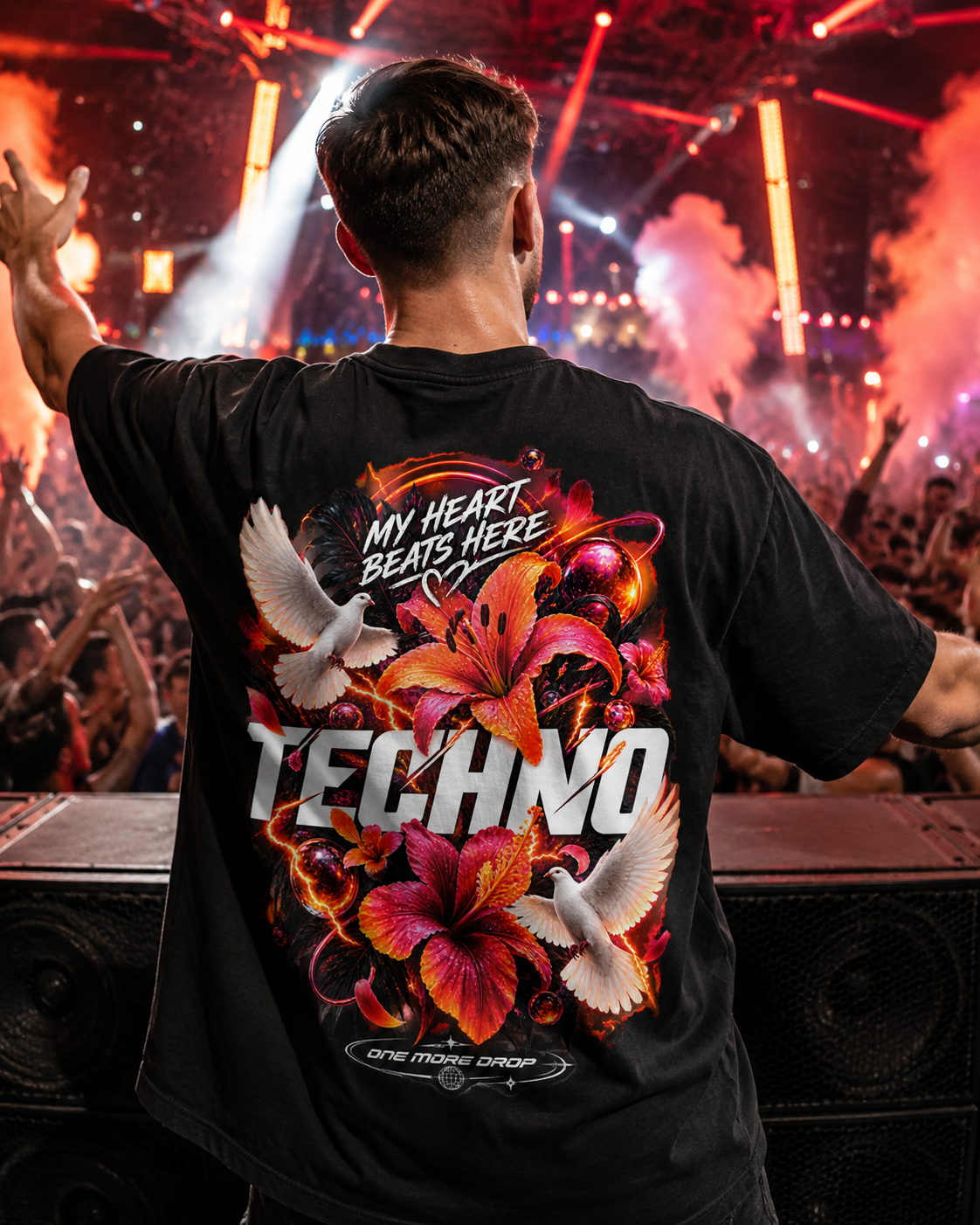 My Heart Beats Here Oversized Shirt (Backprint) - schwarzes Oversized-Shirt getragen auf dem Rave