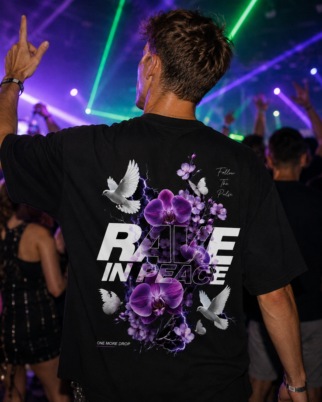 Rave in Peace Oversized Shirt in Lila – schwarzes Oversized-Shirt mit Rückenprint, getragen auf dem Rave