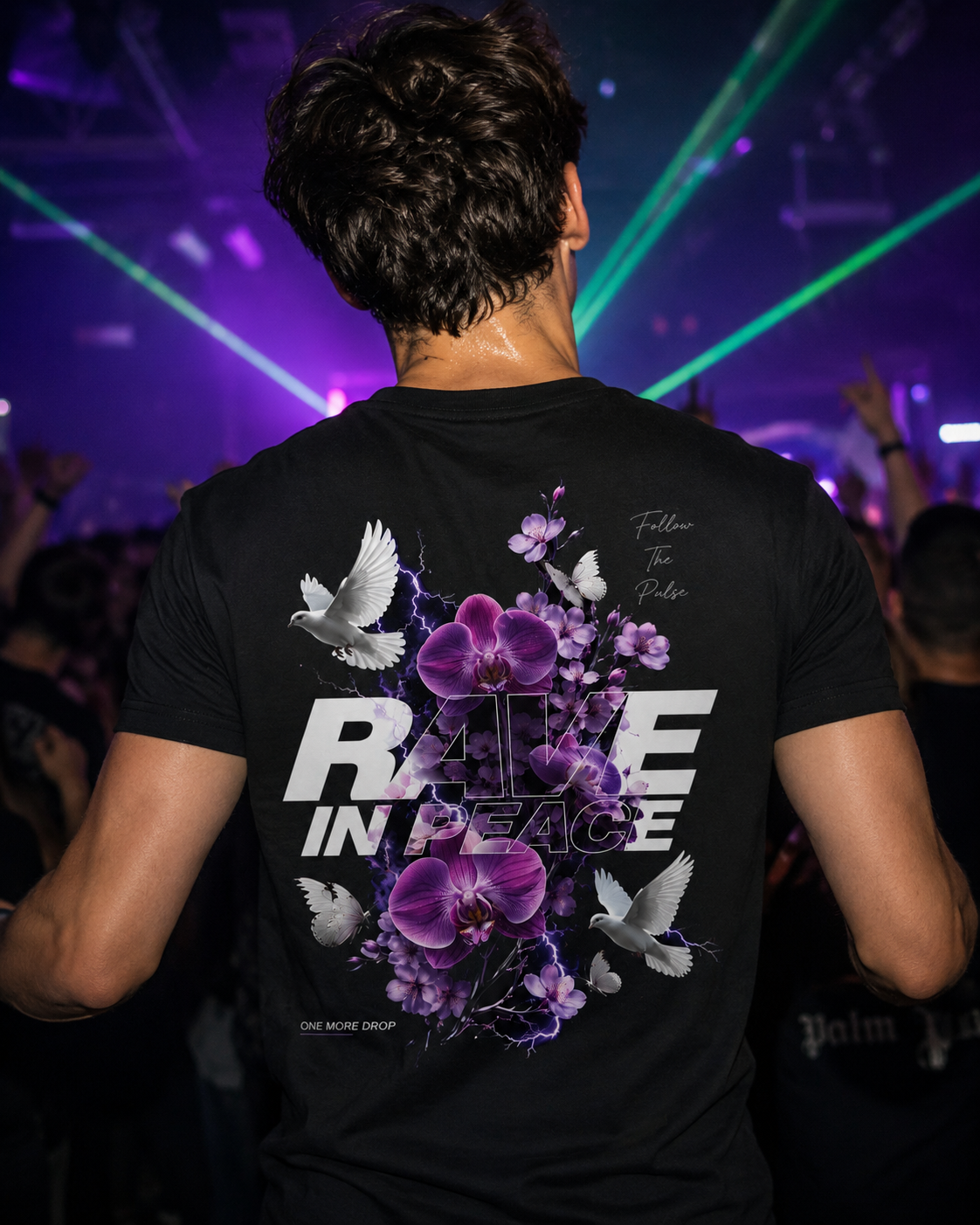 Rave in Peace: Neon Blossoms Shirt Unisex - schwarzes Unisex-Shirt getragen auf dem Rave