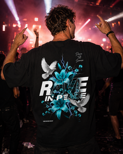 Rave in Peace Oversized Shirt in Türkis – schwarzes Oversized-Shirt mit Rückenprint, getragen auf dem Rave