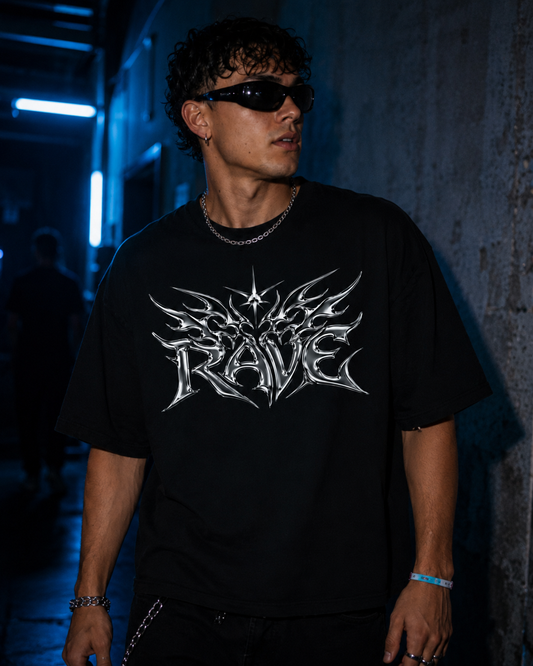 Silver Rave Oversized Shirt - schwarzes Oversized-Shirt getragen auf dem Rave