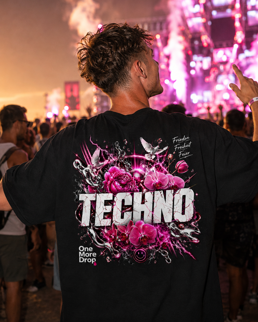 Techno Oversized Shirt in Pink – schwarzes Oversized-Shirt mit Rückenprint, getragen auf dem Rave