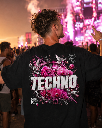 Techno Oversized Shirt in Pink – schwarzes Oversized-Shirt mit Rückenprint, getragen auf dem Rave