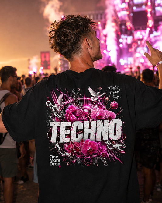 Techno Oversized Shirt in Pink – schwarzes Oversized-Shirt mit Rückenprint, getragen auf dem Rave
