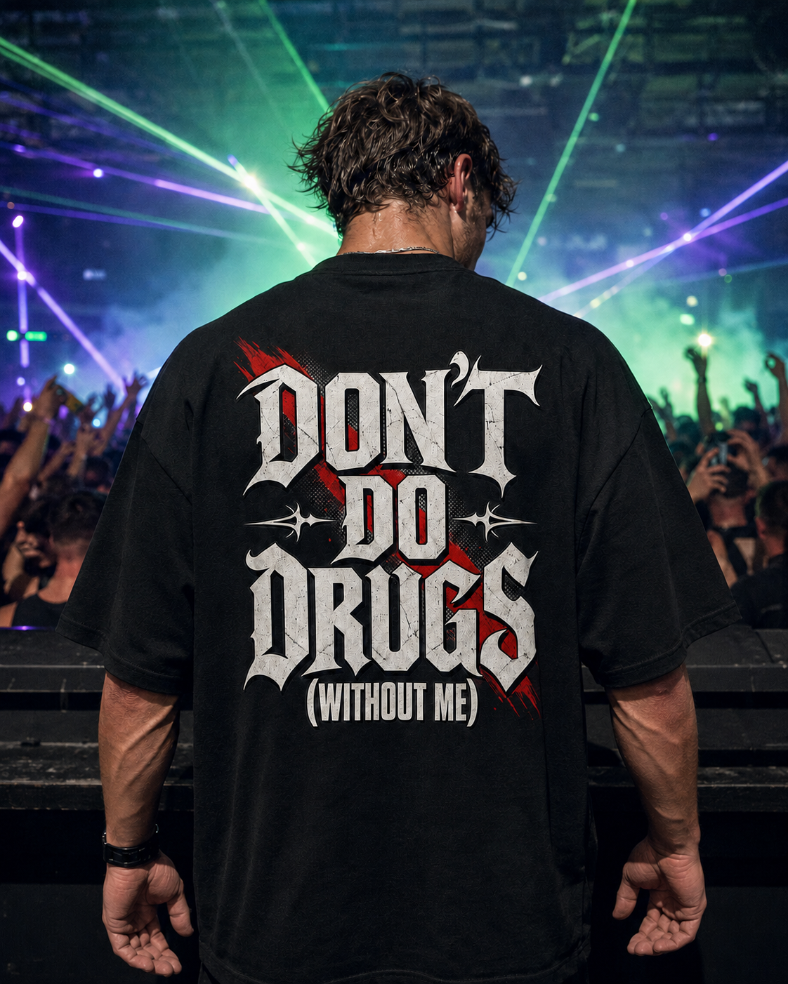 (Without Me) Oversized Shirt - schwarzes Oversized-Shirt getragen auf dem Rave