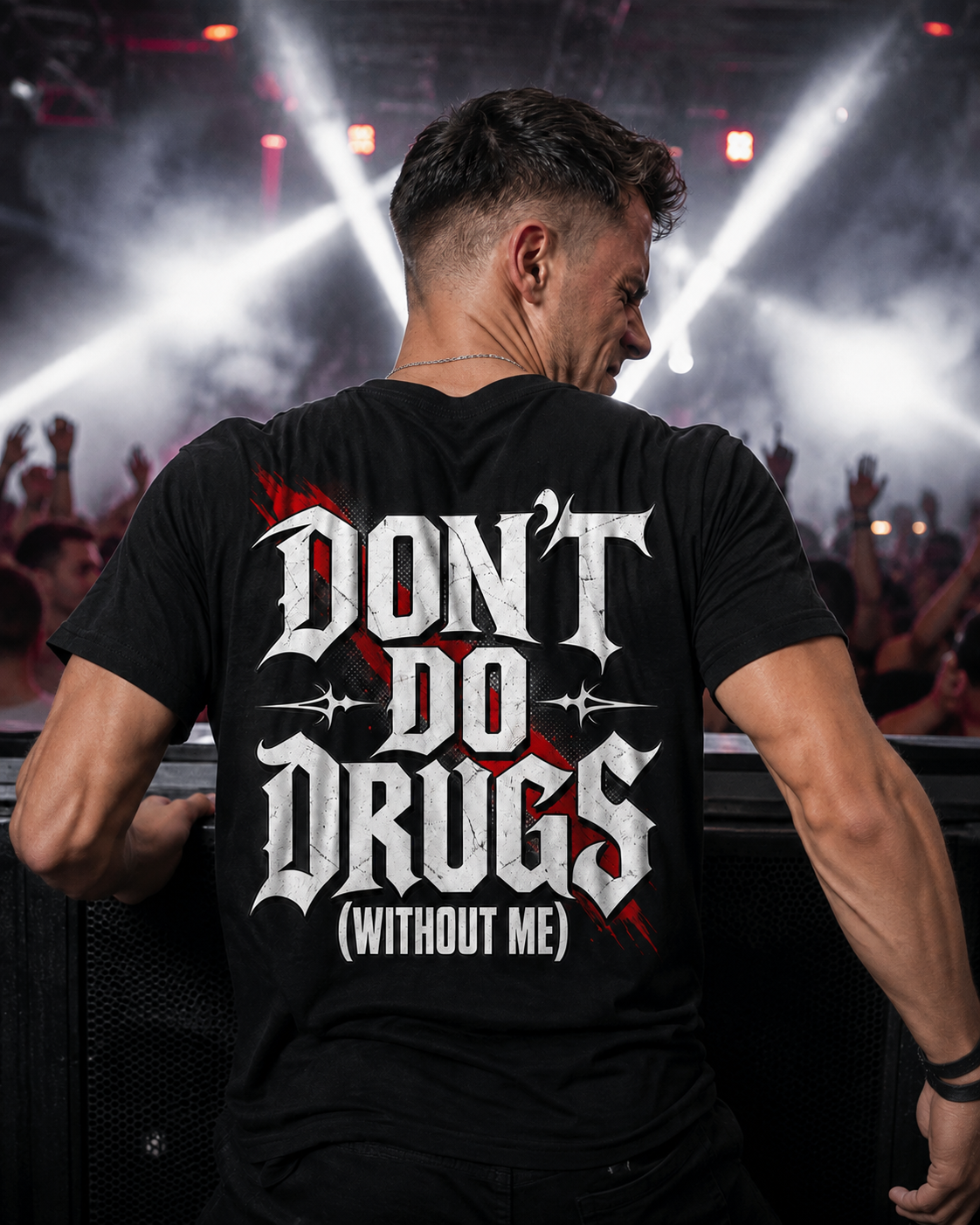 (Without Me) Shirt Unisex - schwarzes Unisex-Shirt getragen auf dem Rave