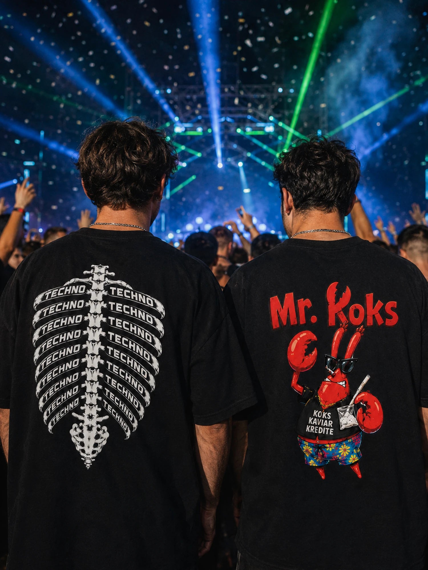 Zwei Raver von hinten vor der Buehne mit den Shirts Techno-Skelett und Mr Koks