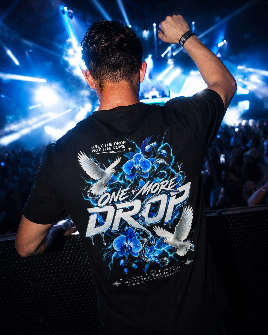 Obey The Drop - schwarzes Unisex-Shirt getragen auf dem Rave
