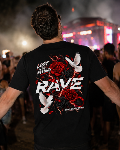 Lost In The Feeling - schwarzes Unisex-Shirt getragen auf dem Rave