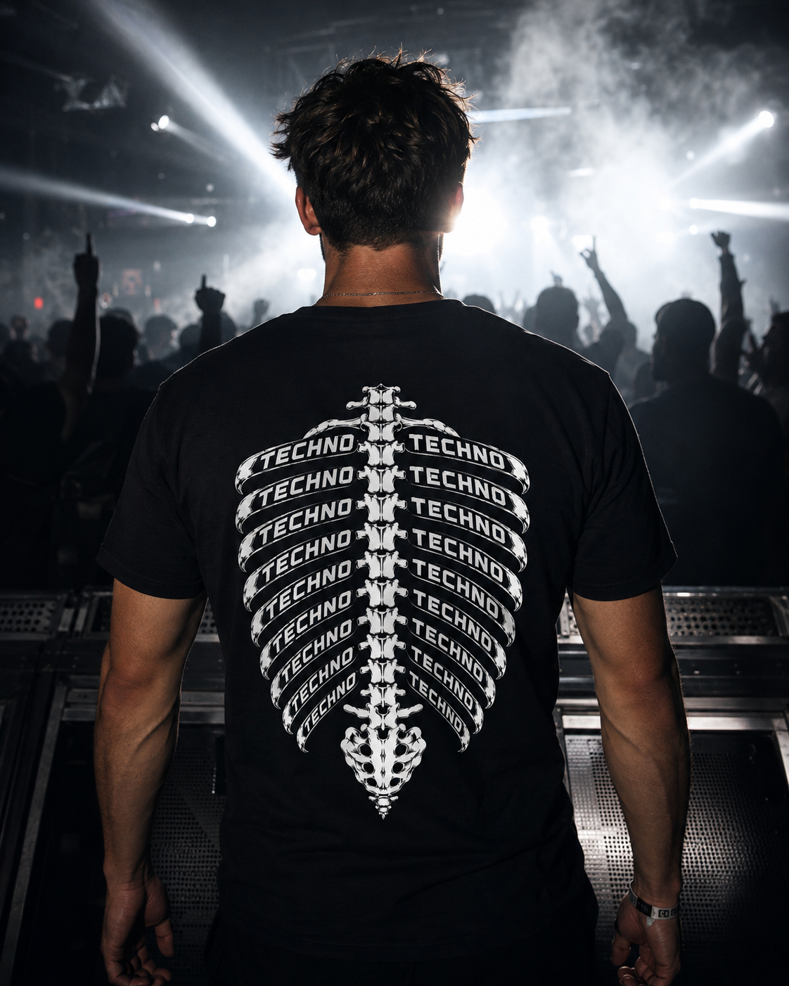 Techno-Skelett mit stilisierten Rippen Shirt Unisex - schwarzes Unisex-Shirt getragen auf dem Rave