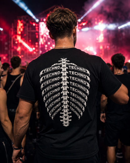 Techno Skelett Shirt Unisex - schwarzes Unisex-Shirt getragen auf dem Rave